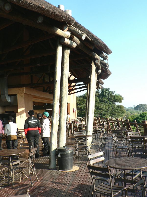 JAR 376.JPG - Stylová restaurace, pivko za 30 Kč, což byla průměrná cena rezavého moku. Napravo teče řeka a výhled byl přes den krásný, v noci už to úplně ono nebylo. Snad jen když nějaký Francouz přinesl hypervýkonnou "baterku" o výkonu hlídacího světla ve věznicích bylo něco vidět. Ale spíš bylo slyšet, jak se to místním zvířatům příliš nelíbí.